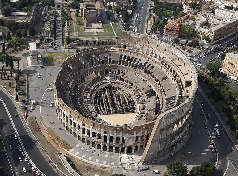 L’Anfiteatro Flavio, ovvero il Colosseo. Fu inaugurato dall’imperatore Tito nell’80 d.C.